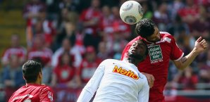 Richard Sukuta-Pasu und Karim Matmour im Luftkampf. Am Ende trennten sich beide Teams mit einem Unentschieden Karim Matmour, Richard Sukuta-Pasu