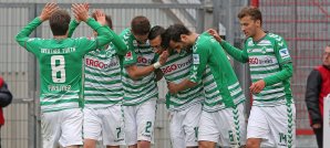 Kollektiver Fürther Jubel nach dem Torfestival in Cottbus Greuther Fürth