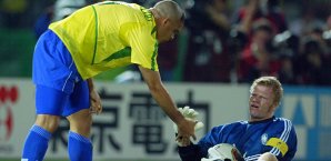 Oliver Kahn war nach seinem Patzer untröstlich Oliver Kahn, Ronaldo, 2002, Deutschland, Brasilien