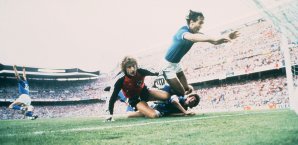 Toni Schuhmacher (m.) hatte gegen Paolo Rossi (l.) das Nachsehen Toni Schuhmacher, Paolo Rossi, WM 1982