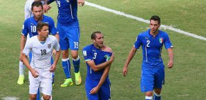 Giorgio Chiellini zeigt die Bissmarke von Suarez Italien, Giorgio Chiellini