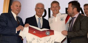 Franz Beckenbauer (2. v. l.) wird das Finale zuhause verfolgen Franz Beckenbauer