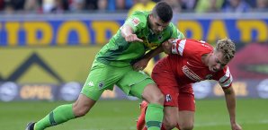 Granit Xhaka im Duell mit Freiburgs Offensivmann Felix Klaus Granit Xhaka