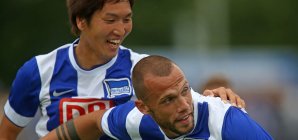 John Heitinga (r.) und Genke Haraguchi kamen vor der Saison neu zur Hertha John Heitinga