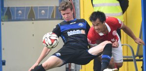Paderborns Patrick Ziegler (l.) im Duell mit dem mainzer Torschützen Shinji Okazaki Paderborn, Mainz