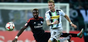 Gladbachs Andre Hahn (r.) im Duell mit Johan Djourou Andre Hahn