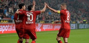 Heung-Min Son (l.), Hakan Calhanoglu (m.) und Lars Bender (r.) bejubeln den Treffer zum 1:0 Bayer Leverkusen