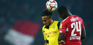 Pierre-Emerick Aubameyang(l.) im Kopfballduell mit Stuttgarts Antonio Rüdiger (r.) BVB