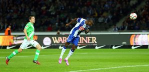Salomon Kalou (r.) traf gleich bei seinem Startelf-Debüt zum 1:0 für die Berliner Salomon Kalou