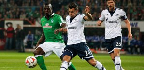 Der Schalker Kaan Ayhan im Duell mit Werder-Verteidiger Assani Lukimya Schalke 04