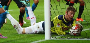 Die Szene des Spiels: Timo Horn bekommt den Ball erst hinter der Linie zu greifen Eintracht Frankfurt, 1. FC Köln, Timo Horn