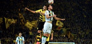 Henrikh Mkhitaryan und Havard Nordtveit kämpfen um den Ball BVB