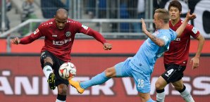 Jimmy Briand (l.) im Duell mit Frankfurts Sonny Kittel (r.) Jimmy Briand