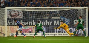 Gegen Augsburg erzielte Klaas-Jan Hutnelaar (l.) den Siegtreffer Klaas-Jan Huntelaar