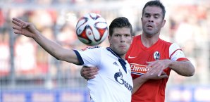 Schalkes Klaas-Jan Huntelaar im Duell mit Marc Torrejon Klaas-Jan Huntelaar, Marc Torrejon