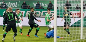 Robin Knoche (2 v. r.) erzielte das goldene Tor des Tages Robin Knoche, Wolfsburg