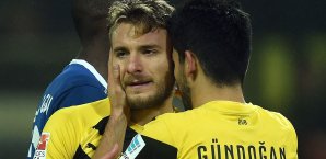 Ciro Immobile wird von Teamkollege Ilkay Gündogan geherzt Ciro Immobile