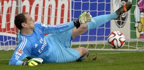 Jaroslav Drobny bewahrt Hamburg durch diesen gehaltenen Elfmeter früh vor einem Rückstand Jaroslav Drobny