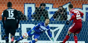Rafael van der Vaart trifft per Elfmeter zur frühen Führung des Hamburger SV Hamburger SV