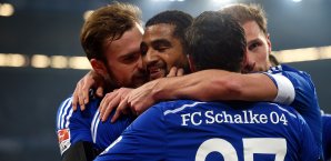 Die Schalker Spieler jubeln über den Erfolg gegen Gladbach Schalke Sieg