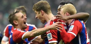 Thomas Müller und die Bayern feiern den Auswärtssieg in Bremen Werder Bremen, FC Bayern