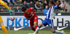 Sebastian Langkamp (r.) versucht Yuya Osako zu stoppen Langkamp, Osako