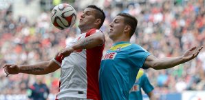 Raul Bobadilla und Kevin Wimmer kämpfen mit vollem Einsatz um den Ball FC Augsburg