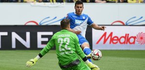 Kevin Volland überwindet Langerak und trifft zur zwischenzeitlichen 1:0-Führung für die TSG Kevin Volland