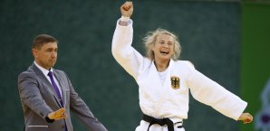 Martyna Trajdos trägt bei der Abschlussfeier die deutsche Fahne Martyna Trajdos