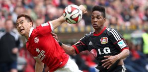 Leverkusens Calhanoglu im Clinch mit den Mainzern Mainz 05