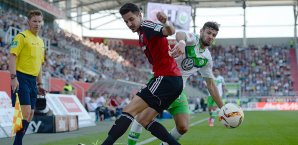 Ingolstadts Hübner im Duell mit Wolfsburgs Daniel Caligiuri VfL Wolfsburg