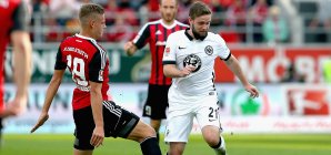 Max Christiansen und Marc Stendera im Duell Eintracht Frankfurt