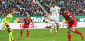 Drei Gegenspieler und doch völlig frei: Ja-Cheol Koo trifft für Augsburg Ja-Cheol Koo