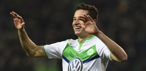 Julian Draxler feiert seinen Siegtreffer Julian Draxler