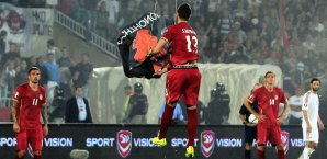 Die Drohne flog eine Flagge Groß-Albaniens ins Stadion Serbien