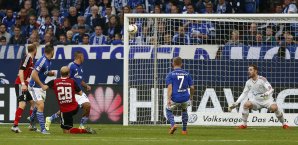 Genau in den Knick: Tobias Levels besorgte das Führungstor für Schalke Tobias Levels