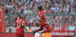 Douglas Costa feiert sein Tor zum 2:0 gegen den VfB Stuttgart Douglas Costa