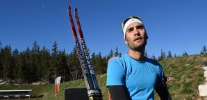 Martin Fourcade legt das Gewehr teilweise ab und startet beim Langlauf Martin Fourcade