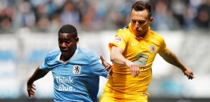 Romuald Lacazette im Duell mit Adam Matuschyk 1860 München