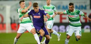 Florian Niederlechner muss sich durch die Spieler von Greuther Fürth tanken SC Freiburg