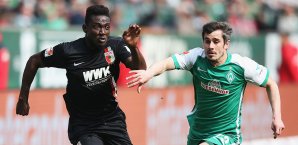 Daniel Opare (l.) und Fin Bartels schenken sich im Laufduell nichts Werder Bremen, FC Augsburg