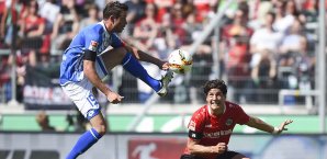 Miiko Albornoz beobachtet den fliegenden Mark Uth Miiko Albornoz