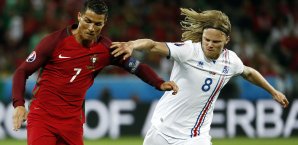 Birkir Bjarnason (r.) gelang der Ausgleich gegen Ronaldos Portugal Birkir Bjarnason