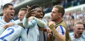 Daniel Sturridge wird von seinen Teamkollegen bejubelt Daniel Sturridge