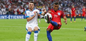 Ryan Bertrand und Robert Mak im direkten Duell England