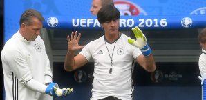 Wird Joachim Löw etwa persönlich gegen Robert Lewandowski antreten? Der Bundestrainer testet schon mal die Handschuhe Joachim Löw