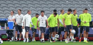 Jogi Löw (M.) hat vor dem ersten Spiel bei der EM noch ein paar Baustellen zu bearbeiten Jogi Löw