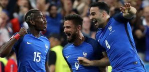 Paul Pogba, Olivier Giroud und Adil Rami bejubeln den Führungstreffer Paul Pogba, Olivier Giroud, Adil Rami