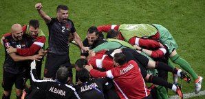 Die Albaner schossen ihr erstes Tor bei der EM Rumänien, Albanien