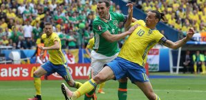 Zlatan Ibrahimovic (r.) erzwingt mit seiner Flanke den Ausgleich Zlatan Ibrahimovic